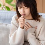 咳の症状がある女性のイメージ写真
